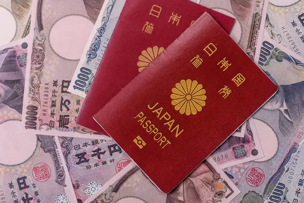 Seyahat etmek, uçmak ve iş yapmak için Japon pasaportu. Japonya belgesi, sınırı geçmek için kimlik