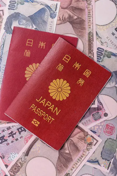 Seyahat etmek, uçmak ve iş yapmak için Japon pasaportu. Japonya belgesi, sınırı geçmek için kimlik
