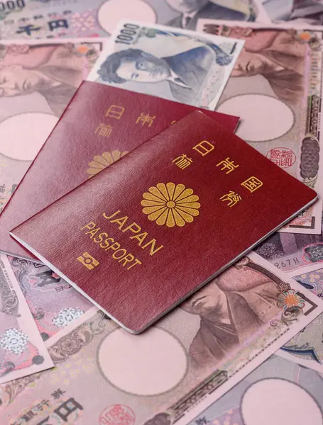 Seyahat etmek, uçmak ve iş yapmak için Japon pasaportu. Japonya belgesi, sınırı geçmek için kimlik