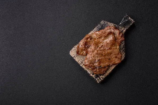 Biftek, ızgara sığır eti, ızgarada tuz, baharat ve otlarla pişirilmiş sığır filetosu.