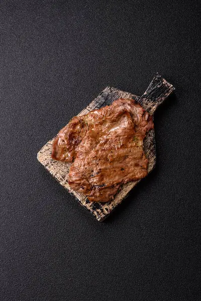 Biftek, ızgara sığır eti, ızgarada tuz, baharat ve otlarla pişirilmiş sığır filetosu.