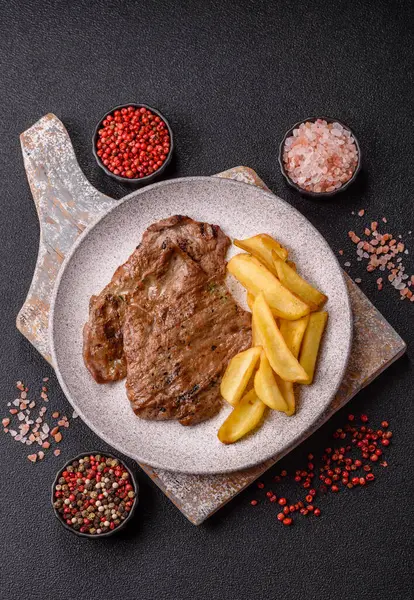 Biftek, ızgara sığır eti, ızgarada tuz, baharat ve otlarla pişirilmiş sığır filetosu.