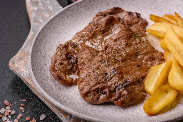 Biftek, ızgara sığır eti, ızgarada tuz, baharat ve otlarla pişirilmiş sığır filetosu.