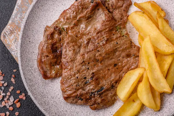 Biftek, ızgara sığır eti, ızgarada tuz, baharat ve otlarla pişirilmiş sığır filetosu.
