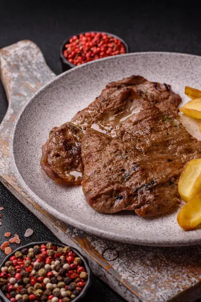 Biftek, ızgara sığır eti, ızgarada tuz, baharat ve otlarla pişirilmiş sığır filetosu.