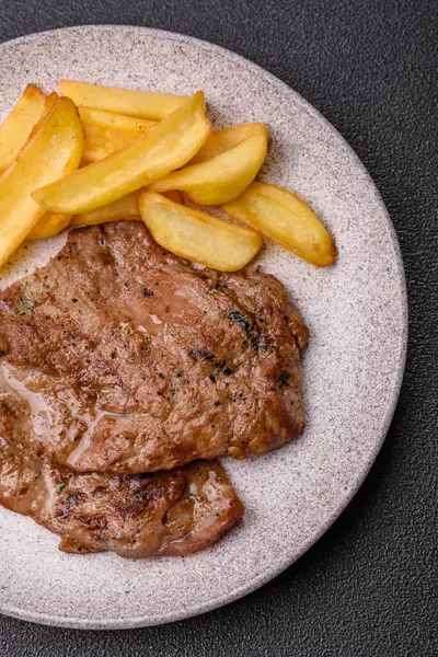 Biftek, ızgara sığır eti, ızgarada tuz, baharat ve otlarla pişirilmiş sığır filetosu.