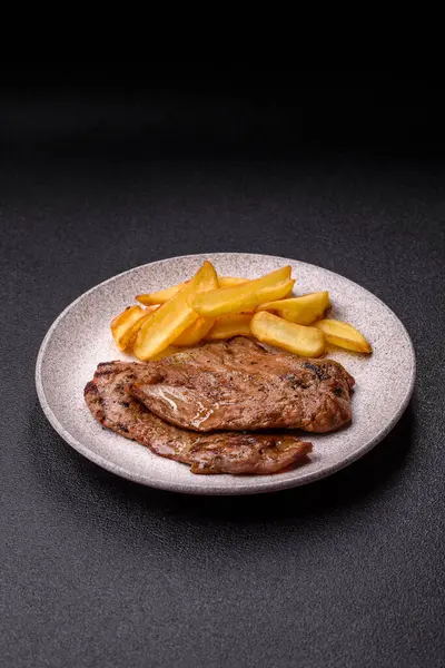 Biftek, ızgara sığır eti, ızgarada tuz, baharat ve otlarla pişirilmiş sığır filetosu.