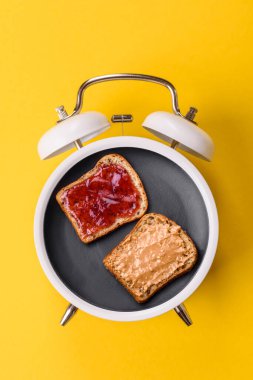 Tost ve fıstık ezmeli sandviç kahvaltısı. Kaliteli çalar saat yerine kahvaltı tabağı konsepti.