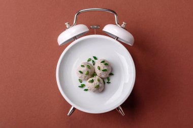 Tavuk buğulama ya da domuz pirzolası, tuz ve baharatla sağlıklı beslenme. Tost, ton balığı ve avokado ile kahvaltı sandviçi. Kaliteli çalar saatin kadranı yerine tabak konsepti olarak kahvaltı.