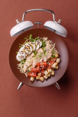Tavuklu Sezar salatası, kızarmış ekmek, domates ve tohumlu yumurta. Kaliteli çalar saatin kadranı yerine tabak konsepti olarak kahvaltı.