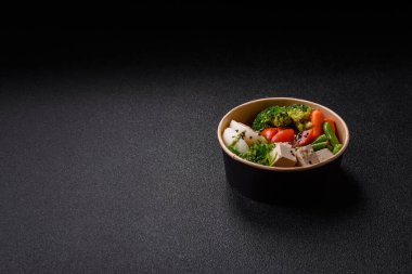 Vejetaryen salatası, bezelyeli kase brokoli, domates, tofu peyniri ve haşlanmış yumurta. Sebzeli, tohumlu ve tahıllı vejetaryen yemeği