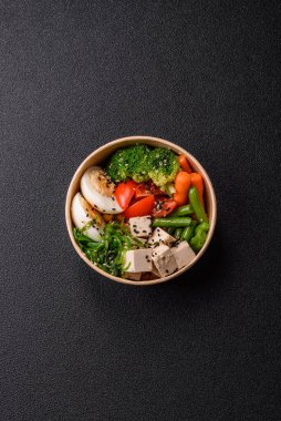 Vejetaryen salatası, bezelyeli kase brokoli, domates, tofu peyniri ve haşlanmış yumurta. Sebzeli, tohumlu ve tahıllı vejetaryen yemeği