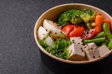 Vejetaryen salatası, bezelyeli kase brokoli, domates, tofu peyniri ve haşlanmış yumurta. Sebzeli, tohumlu ve tahıllı vejetaryen yemeği