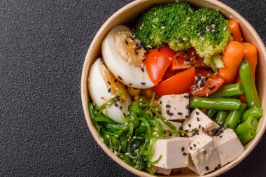 Vejetaryen salatası, bezelyeli kase brokoli, domates, tofu peyniri ve haşlanmış yumurta. Sebzeli, tohumlu ve tahıllı vejetaryen yemeği