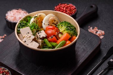 Vejetaryen salatası, bezelyeli kase brokoli, domates, tofu peyniri ve haşlanmış yumurta. Sebzeli, tohumlu ve tahıllı vejetaryen yemeği