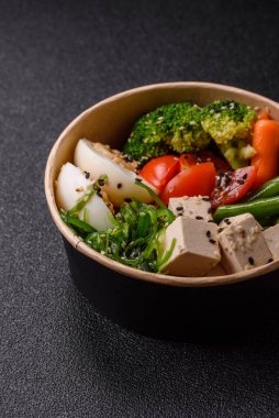 Vejetaryen salatası, bezelyeli kase brokoli, domates, tofu peyniri ve haşlanmış yumurta. Sebzeli, tohumlu ve tahıllı vejetaryen yemeği