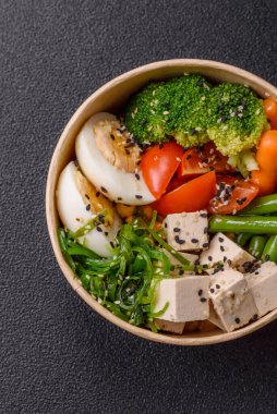 Vejetaryen salatası, bezelyeli kase brokoli, domates, tofu peyniri ve haşlanmış yumurta. Sebzeli, tohumlu ve tahıllı vejetaryen yemeği