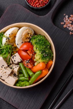 Vejetaryen salatası, bezelyeli kase brokoli, domates, tofu peyniri ve haşlanmış yumurta. Sebzeli, tohumlu ve tahıllı vejetaryen yemeği