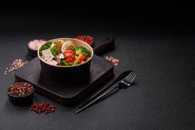 Vejetaryen salatası, bezelyeli kase brokoli, domates, tofu peyniri ve haşlanmış yumurta. Sebzeli, tohumlu ve tahıllı vejetaryen yemeği