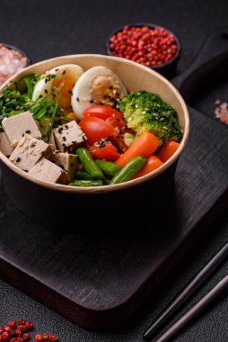 Vejetaryen salatası, bezelyeli kase brokoli, domates, tofu peyniri ve haşlanmış yumurta. Sebzeli, tohumlu ve tahıllı vejetaryen yemeği