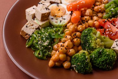 Vejetaryen salatası, bezelyeli kase brokoli, domates, tofu peyniri ve haşlanmış yumurta. Sebzeli, tohumlu ve tahıllı vejetaryen yemeği