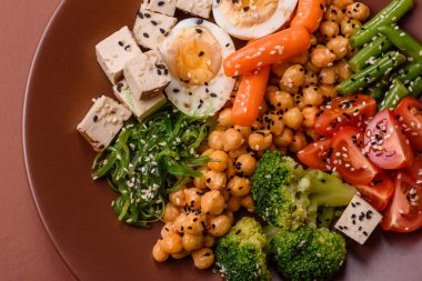Vejetaryen salatası, bezelyeli kase brokoli, domates, tofu peyniri ve haşlanmış yumurta. Sebzeli, tohumlu ve tahıllı vejetaryen yemeği