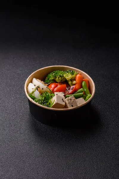 Vejetaryen salatası, bezelyeli kase brokoli, domates, tofu peyniri ve haşlanmış yumurta. Sebzeli, tohumlu ve tahıllı vejetaryen yemeği