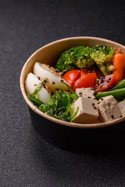 Vejetaryen salatası, bezelyeli kase brokoli, domates, tofu peyniri ve haşlanmış yumurta. Sebzeli, tohumlu ve tahıllı vejetaryen yemeği