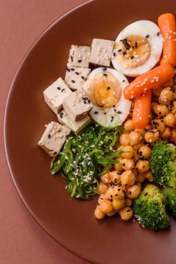 Vejetaryen salatası, bezelyeli kase brokoli, domates, tofu peyniri ve haşlanmış yumurta. Sebzeli, tohumlu ve tahıllı vejetaryen yemeği