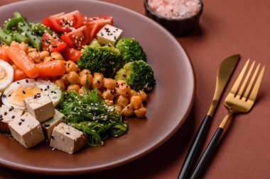 Vejetaryen salatası, bezelyeli kase brokoli, domates, tofu peyniri ve haşlanmış yumurta. Sebzeli, tohumlu ve tahıllı vejetaryen yemeği