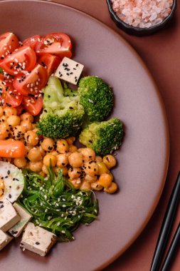 Vejetaryen salatası, bezelyeli kase brokoli, domates, tofu peyniri ve haşlanmış yumurta. Sebzeli, tohumlu ve tahıllı vejetaryen yemeği
