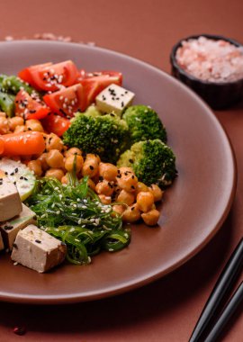 Vejetaryen salatası, bezelyeli kase brokoli, domates, tofu peyniri ve haşlanmış yumurta. Sebzeli, tohumlu ve tahıllı vejetaryen yemeği