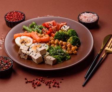 Vejetaryen salatası, bezelyeli kase brokoli, domates, tofu peyniri ve haşlanmış yumurta. Sebzeli, tohumlu ve tahıllı vejetaryen yemeği