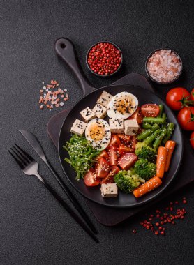 Vejetaryen salatası, bezelyeli kase brokoli, domates, tofu peyniri ve haşlanmış yumurta. Sebzeli, tohumlu ve tahıllı vejetaryen yemeği