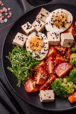 Vejetaryen salatası, bezelyeli kase brokoli, domates, tofu peyniri ve haşlanmış yumurta. Sebzeli, tohumlu ve tahıllı vejetaryen yemeği