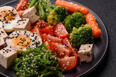 Vejetaryen salatası, bezelyeli kase brokoli, domates, tofu peyniri ve haşlanmış yumurta. Sebzeli, tohumlu ve tahıllı vejetaryen yemeği