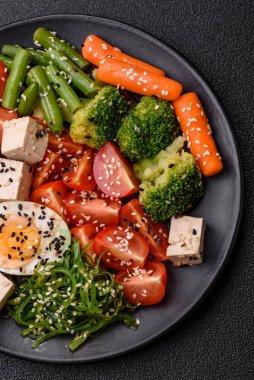 Vejetaryen salatası, bezelyeli kase brokoli, domates, tofu peyniri ve haşlanmış yumurta. Sebzeli, tohumlu ve tahıllı vejetaryen yemeği