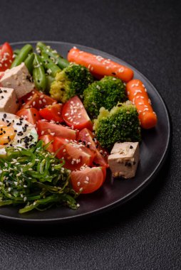 Vejetaryen salatası, bezelyeli kase brokoli, domates, tofu peyniri ve haşlanmış yumurta. Sebzeli, tohumlu ve tahıllı vejetaryen yemeği