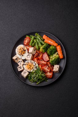 Vejetaryen salatası, bezelyeli kase brokoli, domates, tofu peyniri ve haşlanmış yumurta. Sebzeli, tohumlu ve tahıllı vejetaryen yemeği