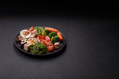 Vejetaryen salatası, bezelyeli kase brokoli, domates, tofu peyniri ve haşlanmış yumurta. Sebzeli, tohumlu ve tahıllı vejetaryen yemeği