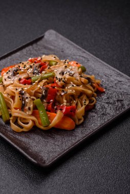 Çin ya da Tayland yemeği, etli, tuzlu ve baharatlı pirinç eriştesi. Arka plan olarak Asya yemekleri