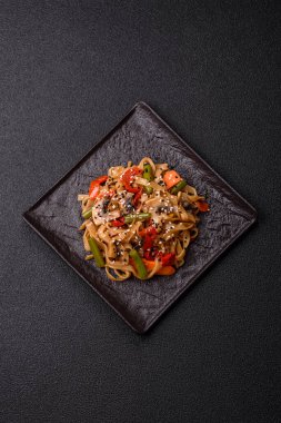 Çin ya da Tayland yemeği, etli, tuzlu ve baharatlı pirinç eriştesi. Arka plan olarak Asya yemekleri