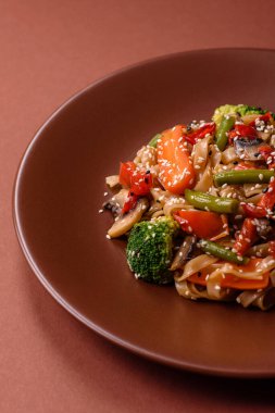 Çin ya da Tayland yemeği, etli, tuzlu ve baharatlı pirinç eriştesi. Arka plan olarak Asya yemekleri