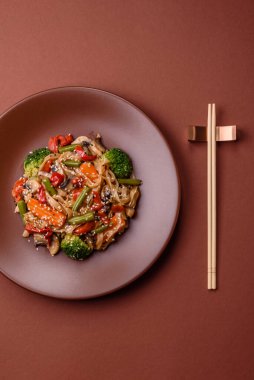 Çin ya da Tayland yemeği, etli, tuzlu ve baharatlı pirinç eriştesi. Arka plan olarak Asya yemekleri