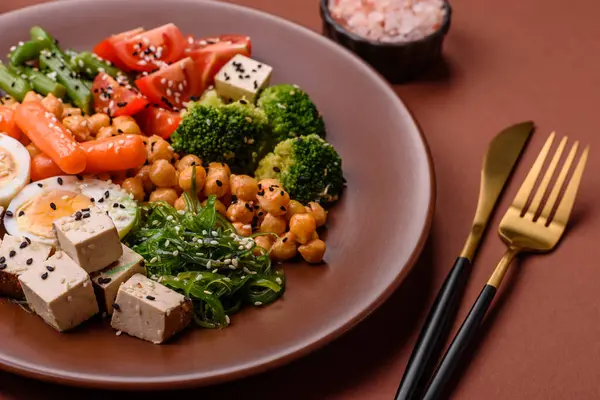 Vejetaryen salatası, bezelyeli kase brokoli, domates, tofu peyniri ve haşlanmış yumurta. Sebzeli, tohumlu ve tahıllı vejetaryen yemeği