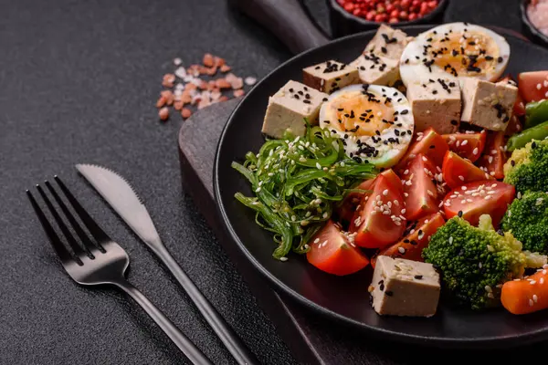 Vejetaryen salatası, bezelyeli kase brokoli, domates, tofu peyniri ve haşlanmış yumurta. Sebzeli, tohumlu ve tahıllı vejetaryen yemeği