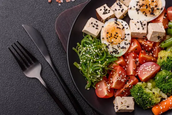 Vejetaryen salatası, bezelyeli kase brokoli, domates, tofu peyniri ve haşlanmış yumurta. Sebzeli, tohumlu ve tahıllı vejetaryen yemeği