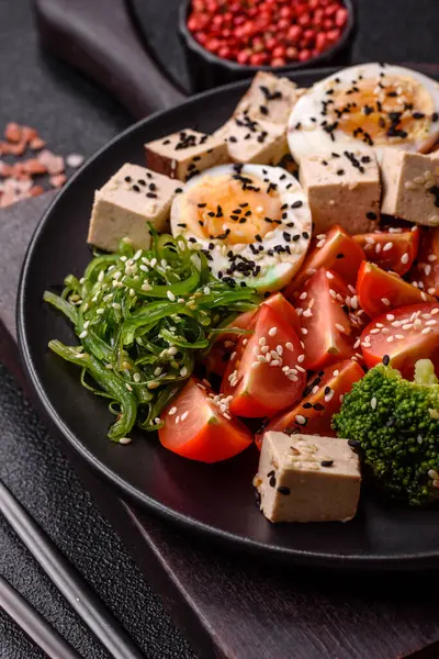 Vejetaryen salatası, bezelyeli kase brokoli, domates, tofu peyniri ve haşlanmış yumurta. Sebzeli, tohumlu ve tahıllı vejetaryen yemeği