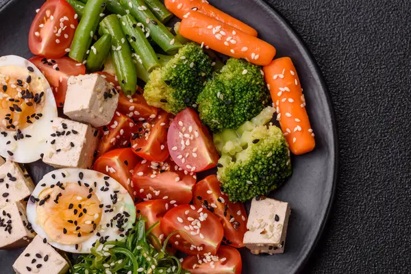 Vejetaryen salatası, bezelyeli kase brokoli, domates, tofu peyniri ve haşlanmış yumurta. Sebzeli, tohumlu ve tahıllı vejetaryen yemeği