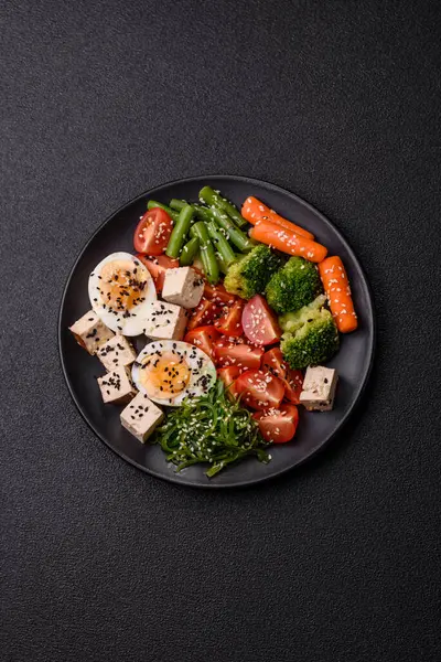 Vejetaryen salatası, bezelyeli kase brokoli, domates, tofu peyniri ve haşlanmış yumurta. Sebzeli, tohumlu ve tahıllı vejetaryen yemeği